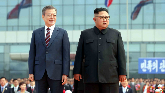 Momen Kim Jong-un dan Moon Jae-in berpelukan