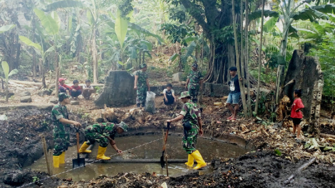 Prajurit TNI membersihkan mata air Situ Gadog