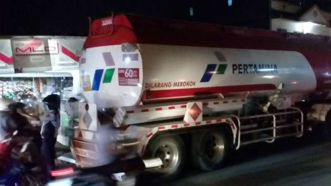 Truk Pertamina diduga mogok di Jalan Siliwangi, Depok