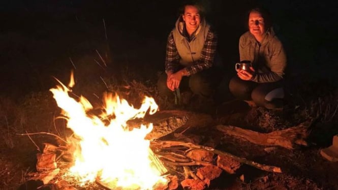 Helen Osler dan temannya senang berkemah di Pilbara.