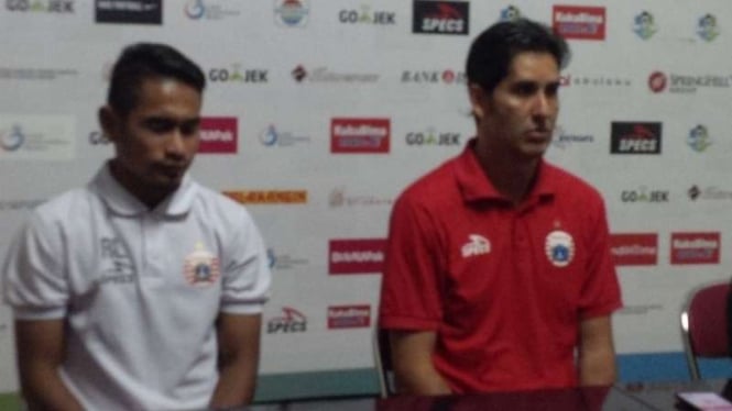 Pelatih Persija Jakarta, Stefano Cugurra Rodrigues (kanan).