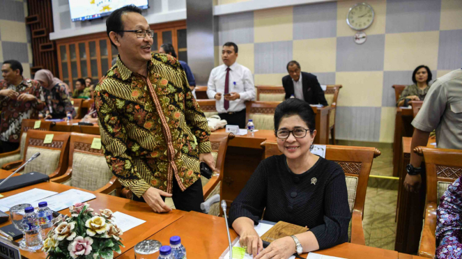 Menteri Kesehatan Nila Farid Moeloek (kanan) dan Dirut BPJS Kesehatan Fachmi Idris (kiri) bersiap mengikuti rapat kerja dengan Komisi IX DPR di Komplek Parlemen, Senayan, Jakarta