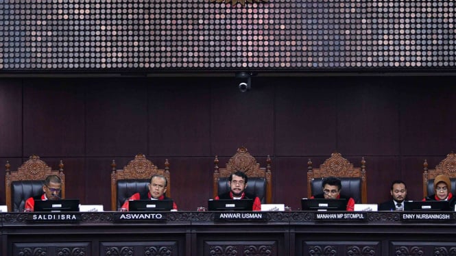 Ketua Mahkamah Konstitusi Anwar Usman (ketiga kanan) didampingi hakim konstitusi memimpin sidang putusan Perselisihan Hasil Pemilihan Bupati Paniai, Papua 2018 di Mahkamah Konstitusi, Jakarta