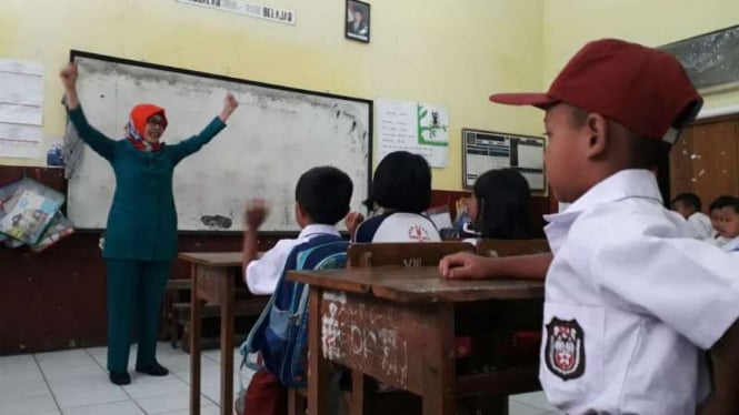 Tati Suhiati, guru honorer di SD Negeri Regol, Kelurahan Kota Kulon, Kecamatan Garut Kota, Kabupaten Garut, Jawa Barat, ketika mengajar anak-anak pada Rabu, 19 September 2018.