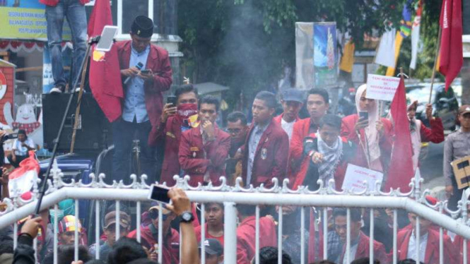 Aksi unjuk rasa aktivis Ikatan Mahasiswa Muhammadiyah Mataram di halaman kantor DPRD Nusa Tenggara Barat pada Rabu, 19 September 2018.