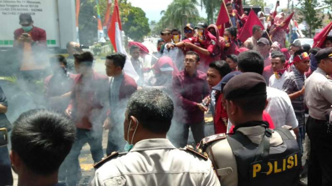 Demo Mahasiswa Muhammadiyah Tuntut Turunkan Jokowi di NTB Ricuh