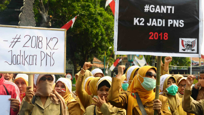 Sejumlah guru honorer yang tergabung dalam  Forum Komunikasi Honorer K2 (FKH-K2) berunjuk rasa di Kudus, Jawa Tengah