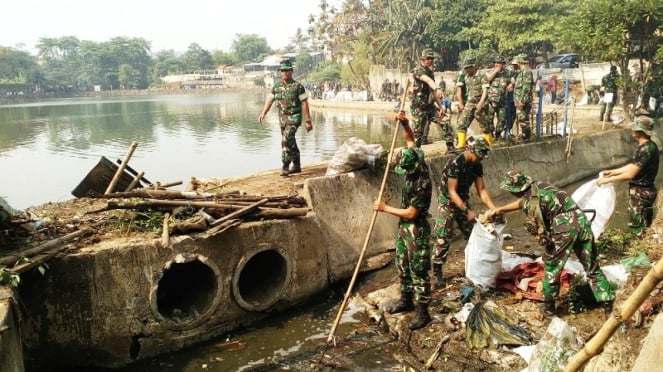 Prajurit TNI membersihkan mata air Situ Gadog, Depok, Jawa Barat