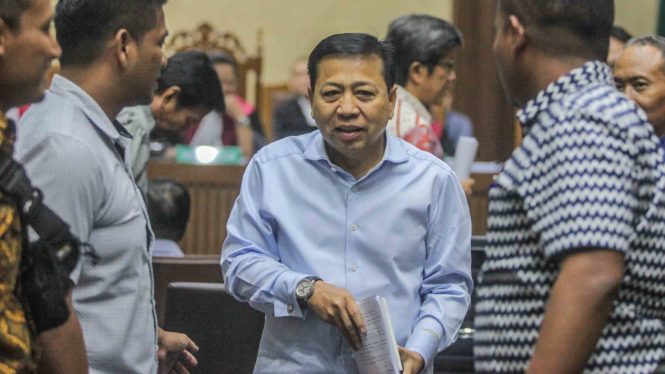 Mantan Ketua DPR Setya Novanto berjalan keluar usai mengikuti sidang di gedung Pengadilan Tipikor, Jakarta