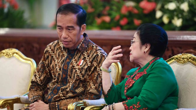 Presiden Joko Widodo (kiri) berbincang dengan dengan mantan presiden Megawati Soekarnoputri