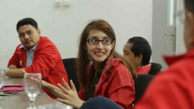 Calon Legistlatif Partai Solidaritas Indonesia (PSI) Tsamara Amany saat mengunjungi kantor VIVA di Jakarta, 19 September 2018.