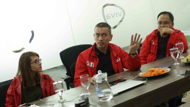 Politikus Partai Solidaritas Indonesia (PSI) Rian Ernest (tengah) saat mengunjungi kantor VIVA di Jakarta, 19 September 2018.