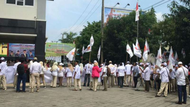 Seratusan orang aktivis Forum Keluarga Besar Partai Gerindra Kalimantan Timur mendatangi kantor DPRD Kota Samarinda pada Rabu, 19 September 2019.