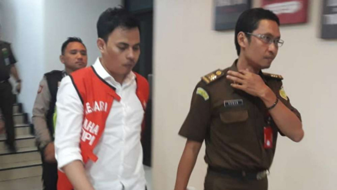 Tersangka Teller BRI ditangkap Kejaksaan Negeri Surabaya.