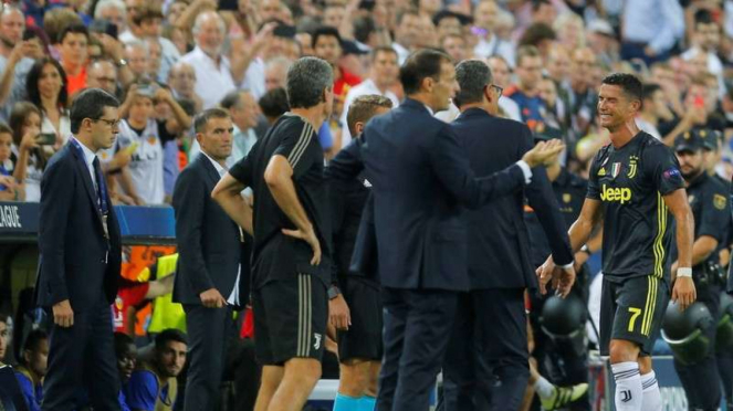 Cristiano Ronaldo (kanan) menangis usai mendapat kartu merah