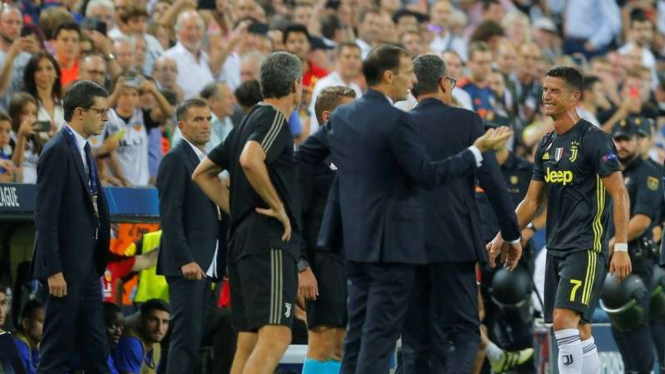 Cristiano Ronaldo (kanan) menangis usai mendapat kartu merah