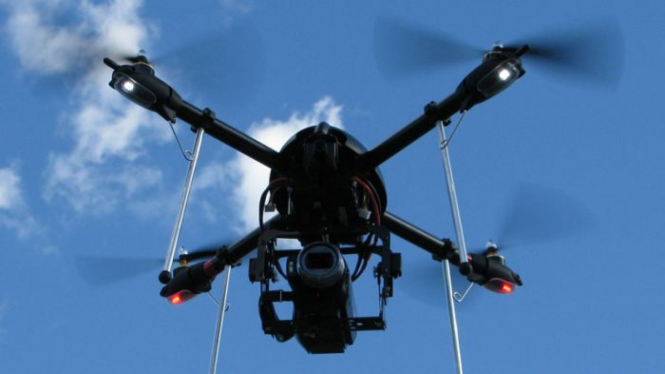 Kendaraan udara tanpa awak (Unmanned Aerial Vehicle, UAV) atau drone Australia disebut quad taktis multi-rotor.