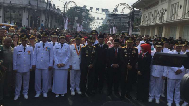 Gubernur Jawa Barat Ridwan Kamil bersama enam pasang kepala daerah dan wakil kepala daerah setelah melantik mereka di Gedung Merdeka, Kota Bandung, Kamis 20 September 2018.