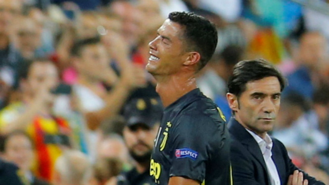 Megabintang Juventus, Cristiano Ronaldo, usai dikartu merah