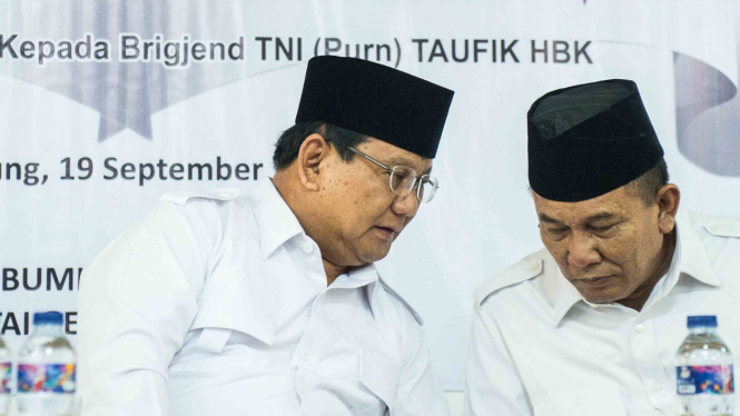 Ketua Umum Gerindra Prabowo Subianto (kiri) berbincang dengan Ketua DPD Gerindra Jabar terpilih Brigjen TNI (purn) Taufik Hidayat (kanan) saat menghadiri serah terima jabatan ketua DPD Gerindra Jabar di Bandung, Jawa Barat