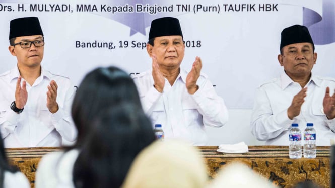 Ketua Umum Gerindra Prabowo Subianto (tengah) didampingi Wakil Ketua Umum Gerindra Sugiono (kiri) dan Ketua DPD Gerindra Jabar terpilih Brigjen TNI (purn) Taufik Hidayat (kanan) menghadiri serah terima jabatan ketua DPD Gerindra Jabar di Bandung, Jawa Bar