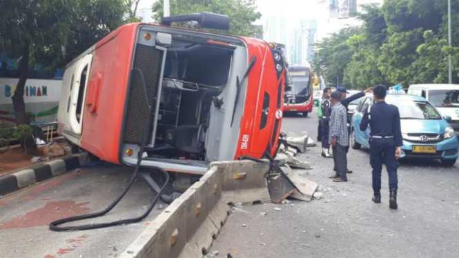 Bus Transjakarta terbalik di kawasan Jalan Gatot Subroto, Jakarta Selatan.