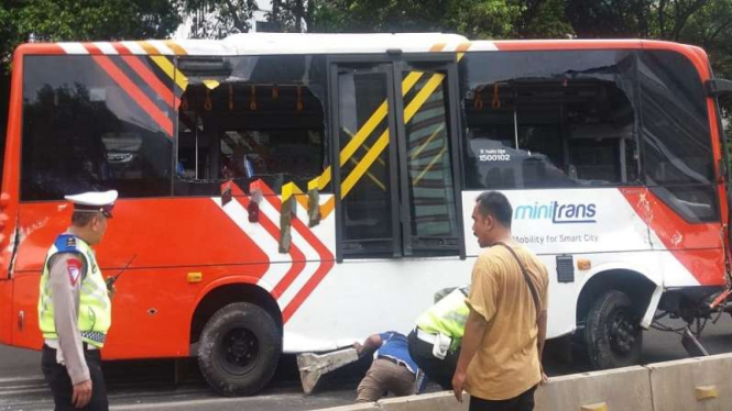 Bus TransJakarta terguling di Jalan Gatot Soebroto