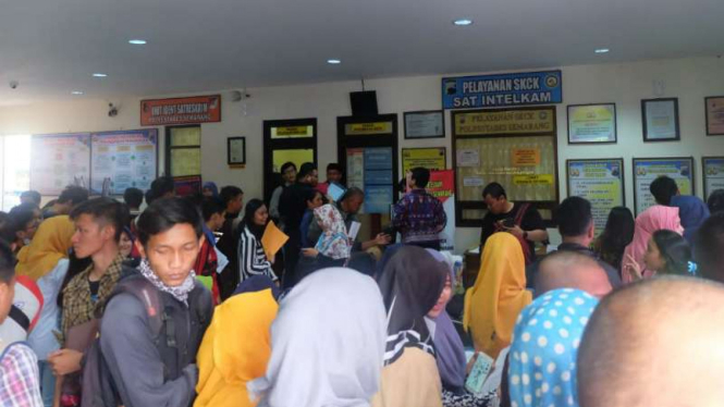 Antrean pemohon SKCK di Polrestabes Semarang, Jawa Tengah.