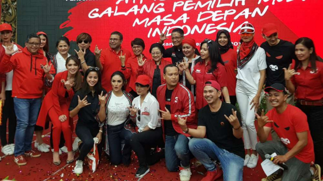 Ketum PDI Perjuangan, Megawati Soekarnoputri di tengah para caleg artis.