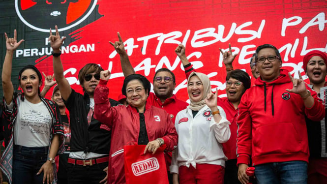 Ketua Umum PDI Perjuangan Megawati Soekarnoputri (tengah) berfoto bersama kader PDIP saat peluncuran 