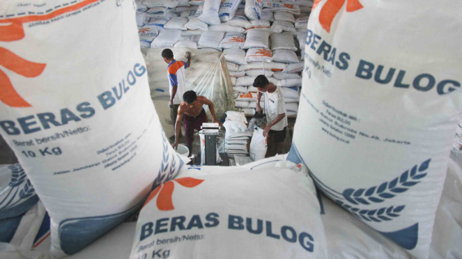 Sejumlah pekerja melakukan pengemasan beras di gudang Perum Bulog Subdivisi Regional (Drive) Meulaboh, Aceh Barat, Aceh