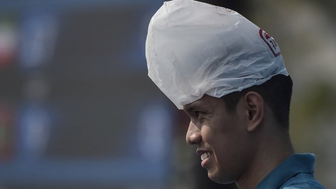 Kantong plastik atau sering disebut plastik kresek banyak digunakan masyarakat Indonesia. Namun, setelah digunakan, plastik tersebut kerap dibuang di sungai atau dibakar yang mencemari lingkungan. - Antara/MUHAMMAD ADIMAJA