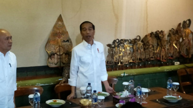 Calon Presiden  Pertahana Joko Widodo sata makan siang bersama wartawan