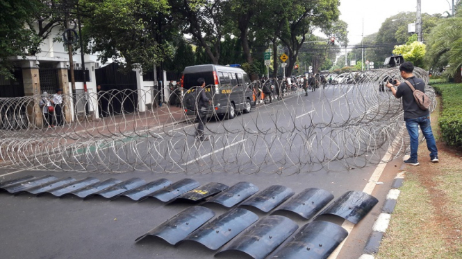 Kawat berduri di depan kantor KPU Jakarta