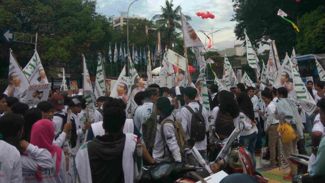 Relawan Jokowi penuhi Tugu Proklamasi