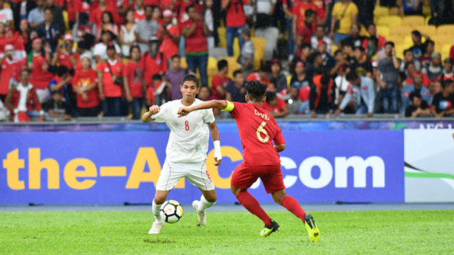 Kapten Timnas Indonesia U-16, David Maulana, saat berduel dengan pemain Iran