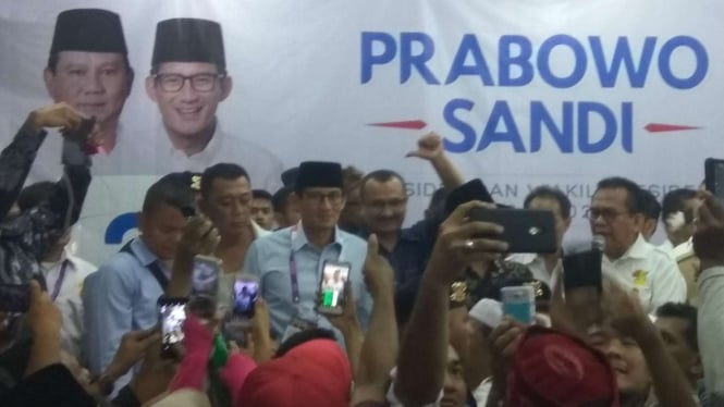 Cawapres Sandiaga Uno menyapa pendukungnya di rumah pemenangan.