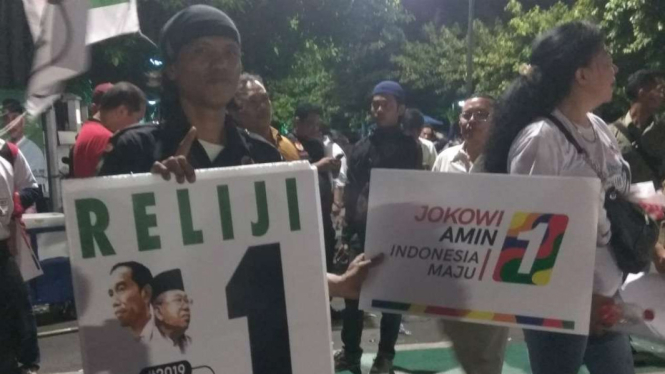 Relawan Jokowi usai ikuti pengundian nomor urut Pilpres 2019.