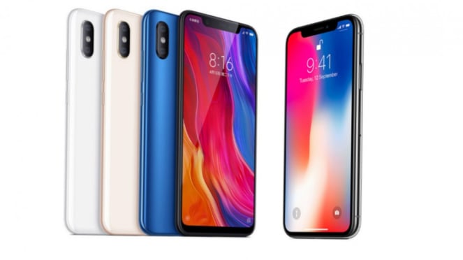 Xiaomi Mi 8 sebelah kiri dan iPhone X sebelah kanan