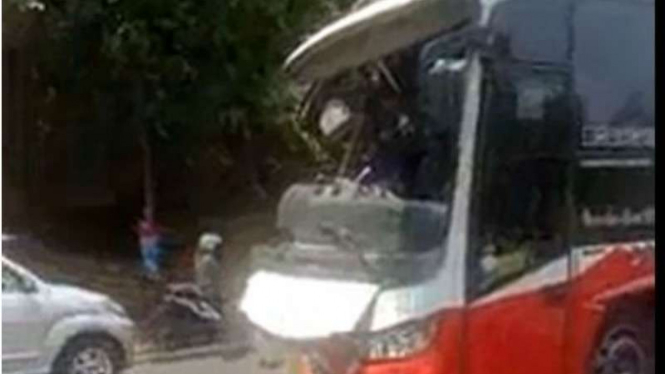 Bus dievakuasi malah tewaskan warga akibat tali tambang putus di Subang