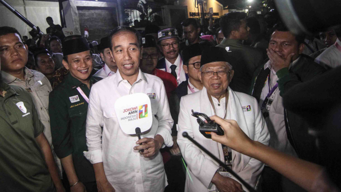 Pasangan Calon Presiden dan Calon Wakil Presiden, Joko Widodo (tengah) dan Ma'ruf Amin (kedua kanan), memberi keterangan seusai menghadiri Pengundian dan Penetapan Nomor Urut Capres dan Cawapres Pemilu 2019 di Kantor KPU, Jakarta