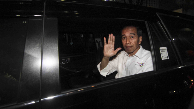 Calon Presiden Joko Widodo melambaikan tangan dari dalam mobil seusai menghadiri Pengundian dan Penetapan Nomor Urut Capres dan Cawapres Pemilu 2019 di Kantor KPU, Jakarta
