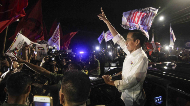 Calon Presiden Joko Widodo menyapa pendukungnya seusai menghadiri Pengundian dan Penetapan Nomor Urut Capres dan Cawapres Pemilu 2019 di Kantor KPU, Jakarta