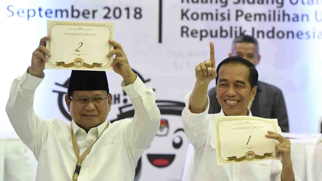 Calon Presiden Joko Widodo (kanan) dan Prabowo Subianto (kiri) menunjukkan nomor urut Pemilu Presiden 2019 di Jakarta