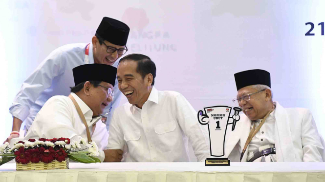Pasangan calon presiden dan wakil presiden, Joko Widodo (kedua kanan)-Ma'ruf Amin (kanan) dan Prabowo Subianto (kiri)-Sandiaga Uno (kedua kiri), berbincang usai pengundian nomor urut Pemilu Presiden 2019 di Jakarta