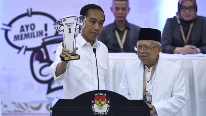 Pasangan calon presiden-wakil presiden, Joko Widodo (kiri) dan Ma'ruf Amin (kanan), menunjukkan nomor urut Pemilu Presiden 2019 di Jakarta