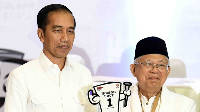Pasangan Calon Presiden-Wakil Presiden Joko Widodo (kiri) dan Ma'ruf Amin (kanan) menunjukkan nomor urut Pemilu Presiden 2019 di Jakarta
