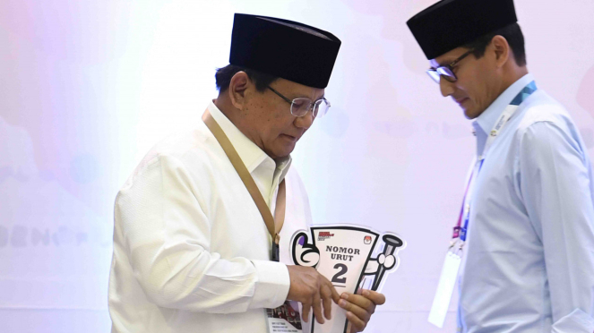 Pasangan calon presiden-wakil presiden, Prabowo Subianto (kiri) dan Sandiaga Uno (kanan), berjalan usai pengundian nomor urut Pemilu Presiden 2019 di Jakarta.