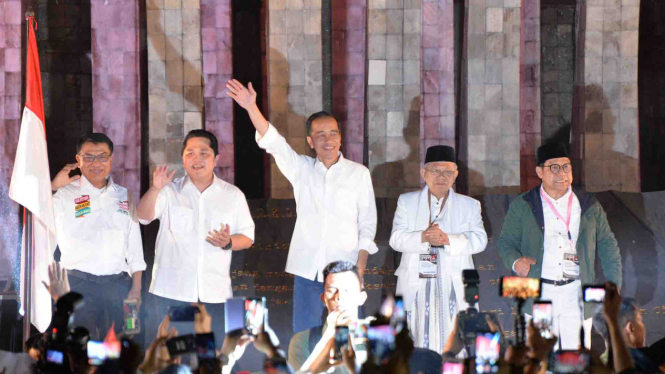 Capres Joko Widodo (tengah) bersama Bakal Cawapres Ma'ruf Amin (kedua kanan).