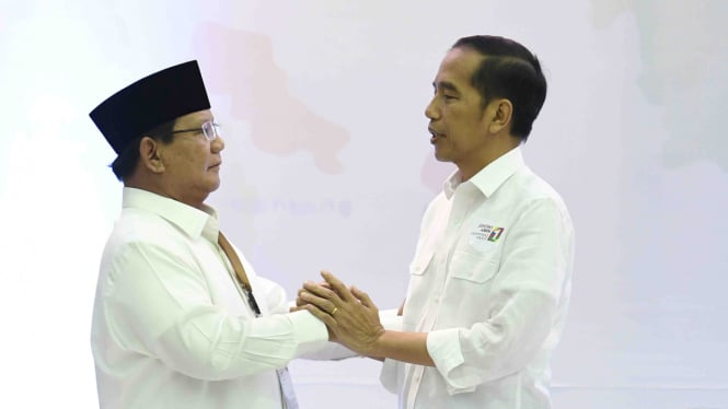 Capres Petahana Joko Widodo dan Capres Prabowo Subianto berjabat tangan di Kantor KPU di Jakarta beberapa waktu lalu.